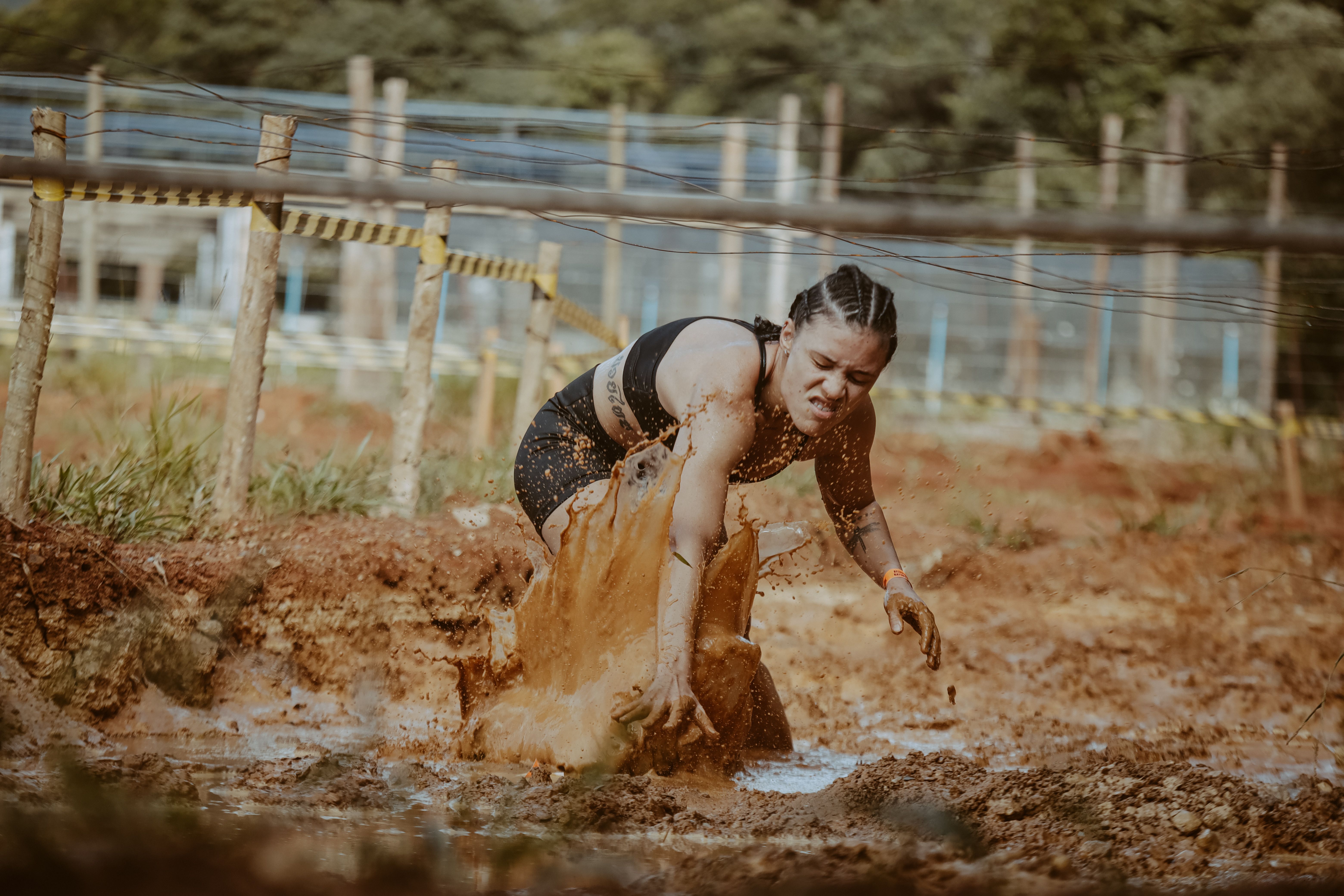 Atleta a atravessar prova de lama