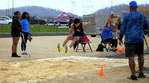 What a long jumper is doing in the final strides of the run-up
