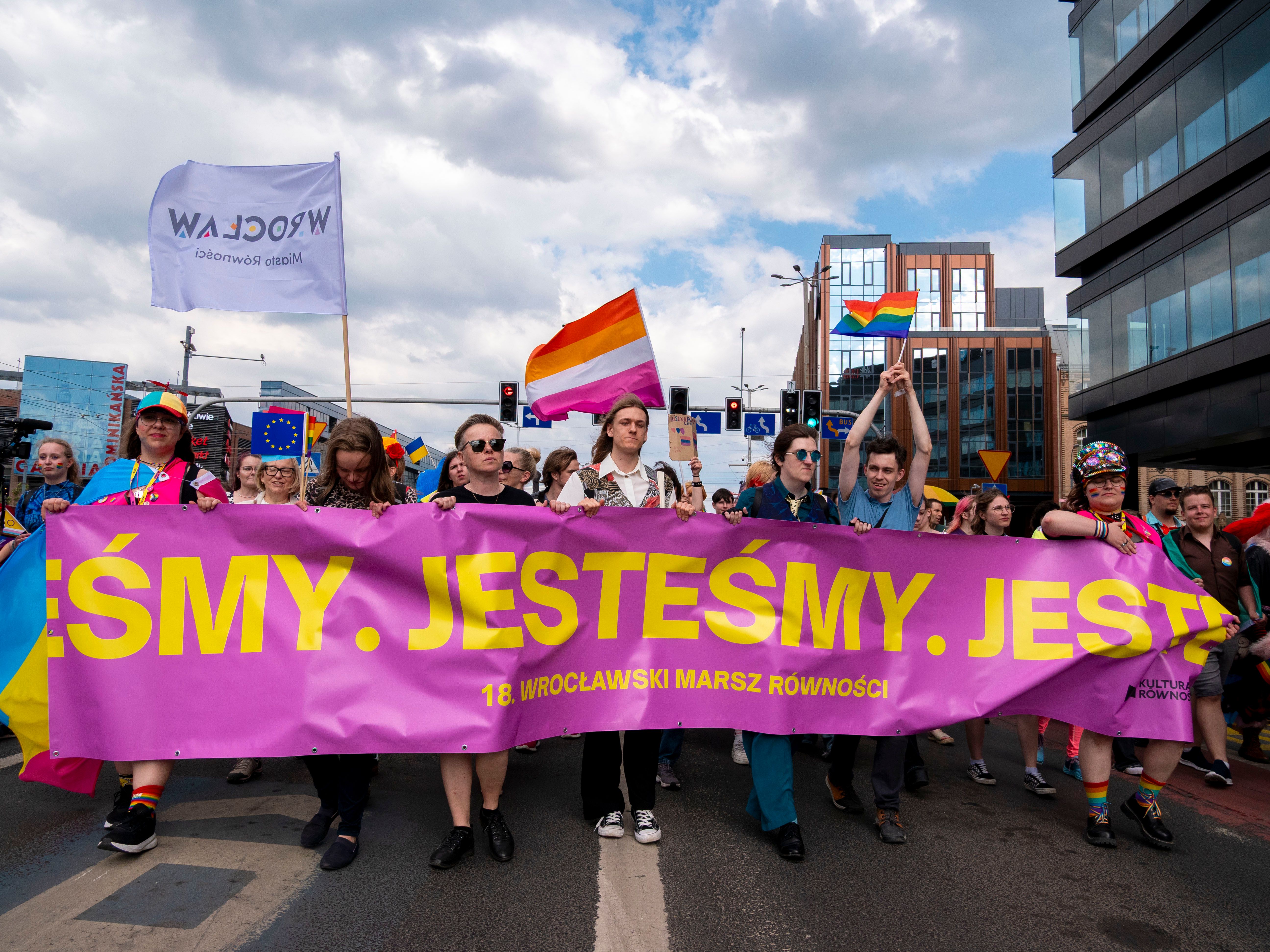 Gratuit Les participants célèbrent l'égalité et la diversité lors de la Marche pour l'égalité de Wrocław. Photos