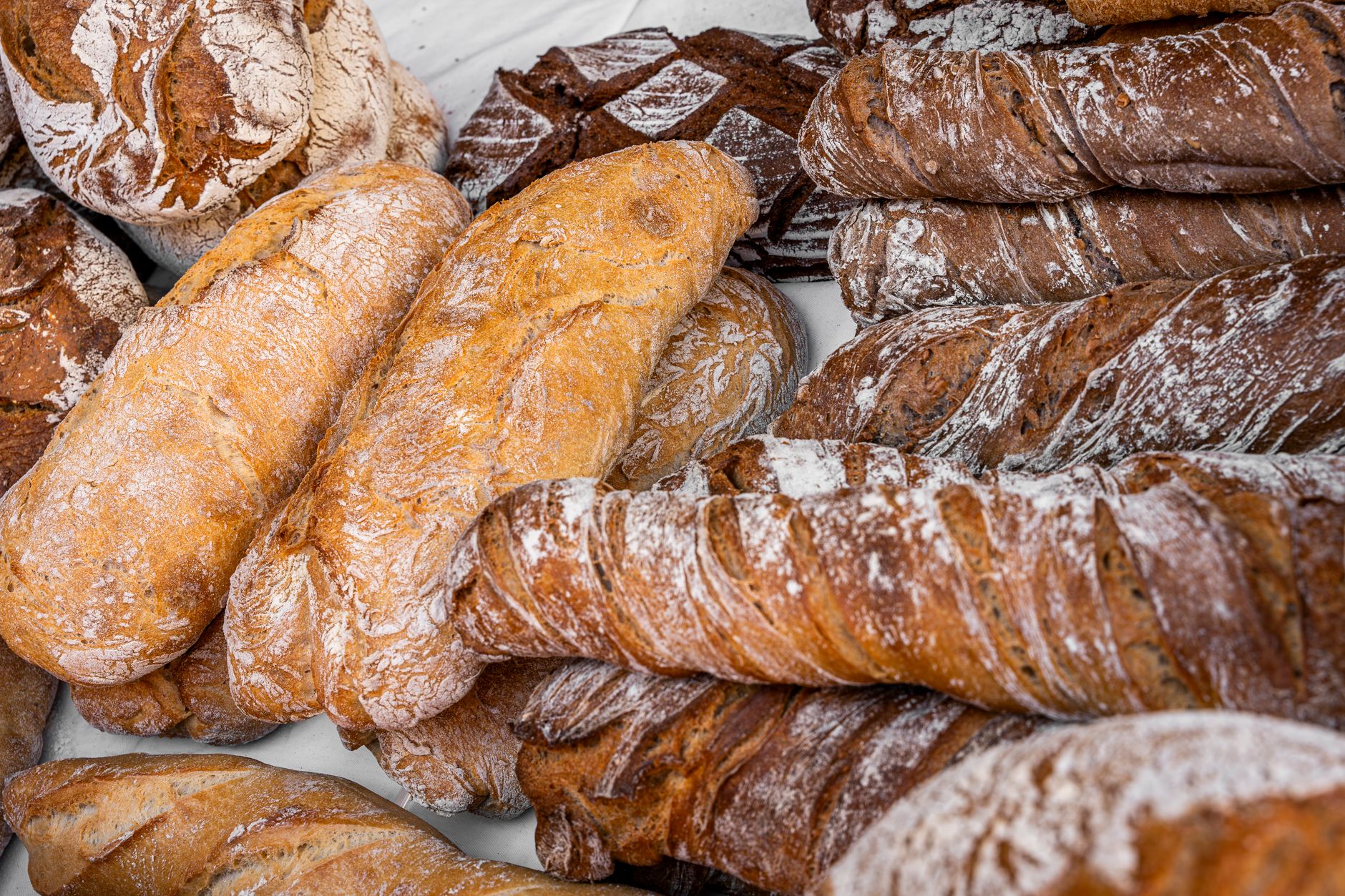 Pains artisanaux à la croûte croustillante pour site web de boulangerie