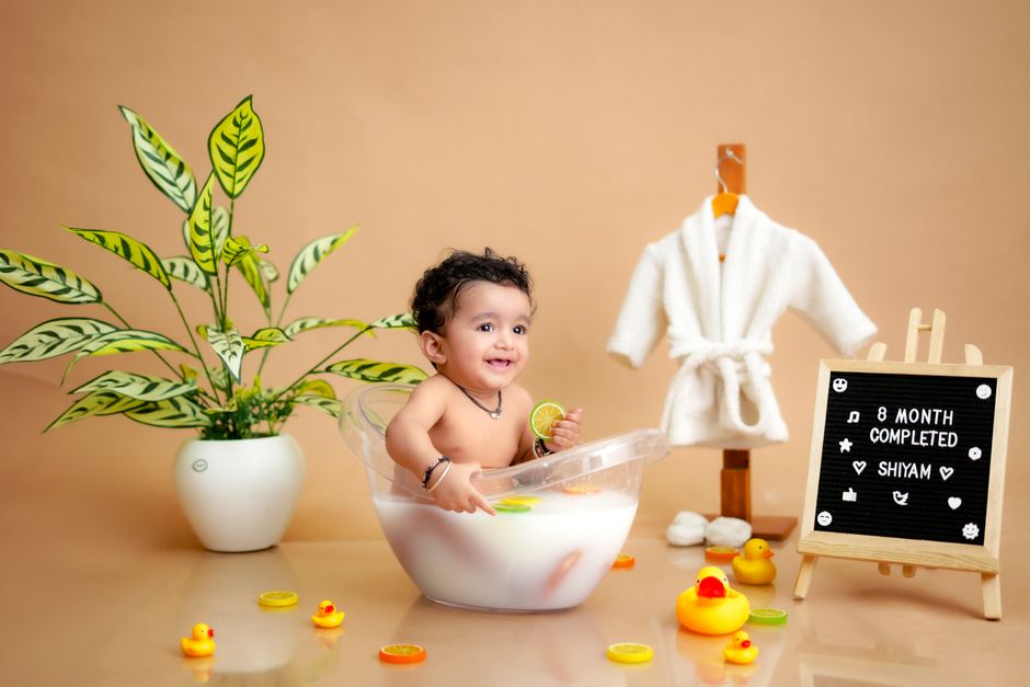 Fotomural Celebra los 8 meses de tu bebé con una adorable sesión de baño de leche temática.