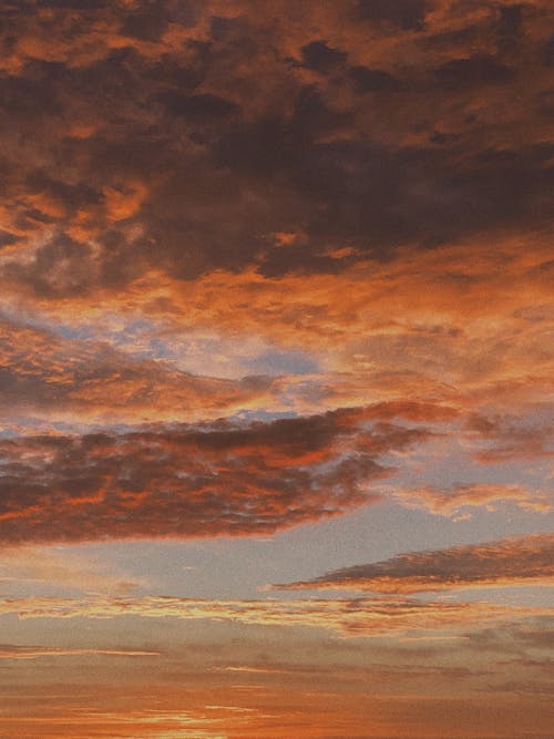 橙色多云的天空的照片