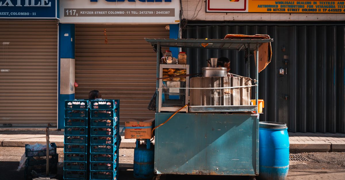 A street vendor stall on Keyzer Street, Colombo, showcasing local street food in Sri Lanka's vibrant Pettah market.