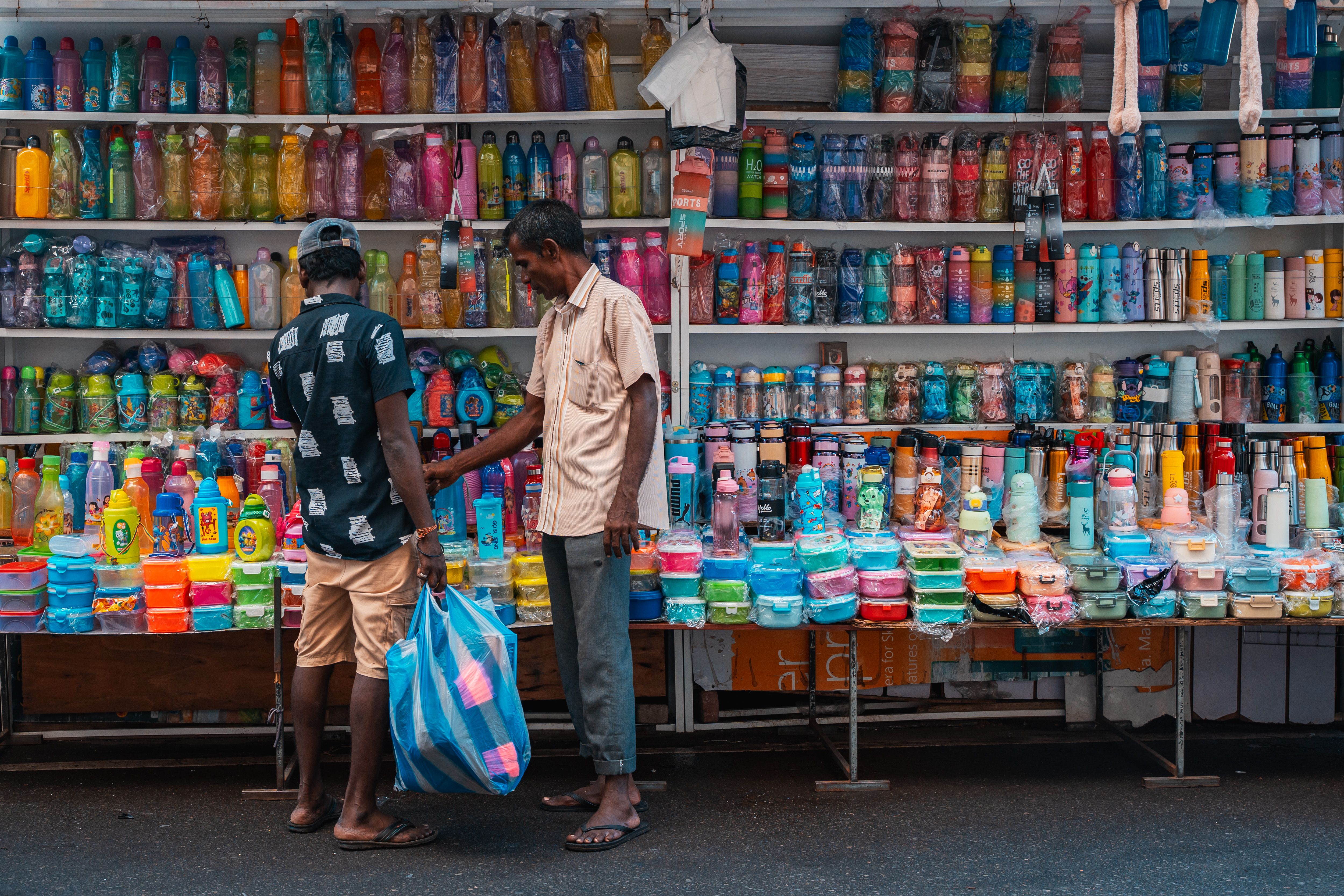 Mercado central de Paramaribo: comércio informal e pagamento em espécie Mercado local em Paramaribo Suriname com barracas e comerciantes
