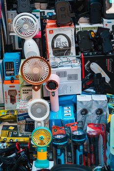 Vibrant collection of electronic gadgets on display at Colombo's Pettah Market, Sri Lanka. - Fotografer Sidoarjo
