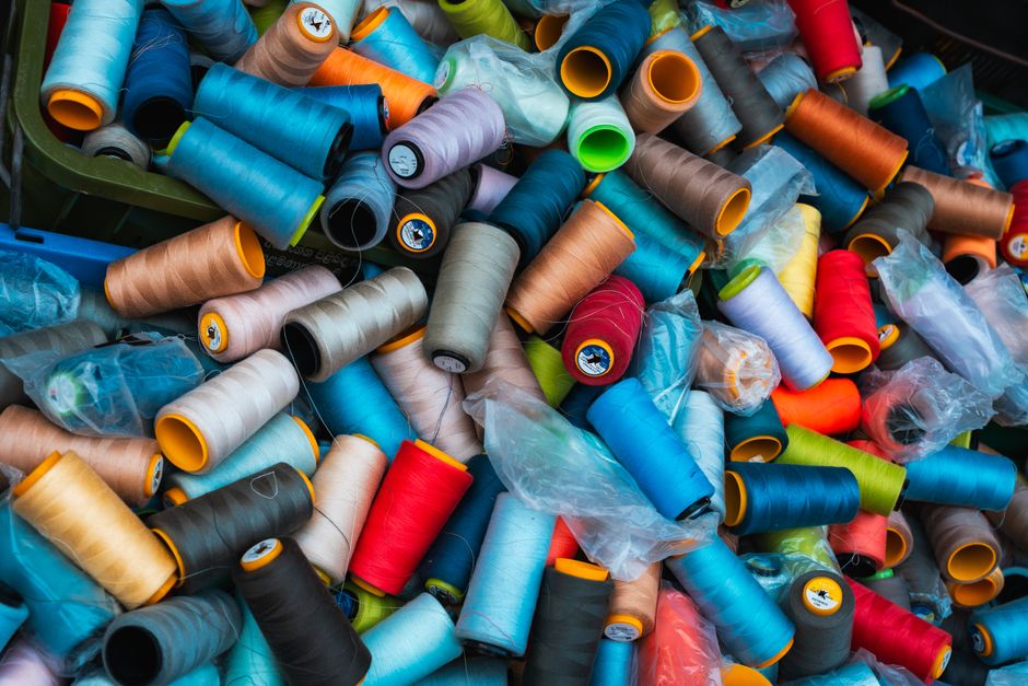 Materiais reciclados coloridos prontos para criar brinquedos artesanais caseiros