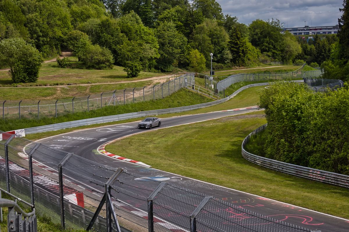 Serpentinele circuitului Nordschleife vazute de sus, printre paduri