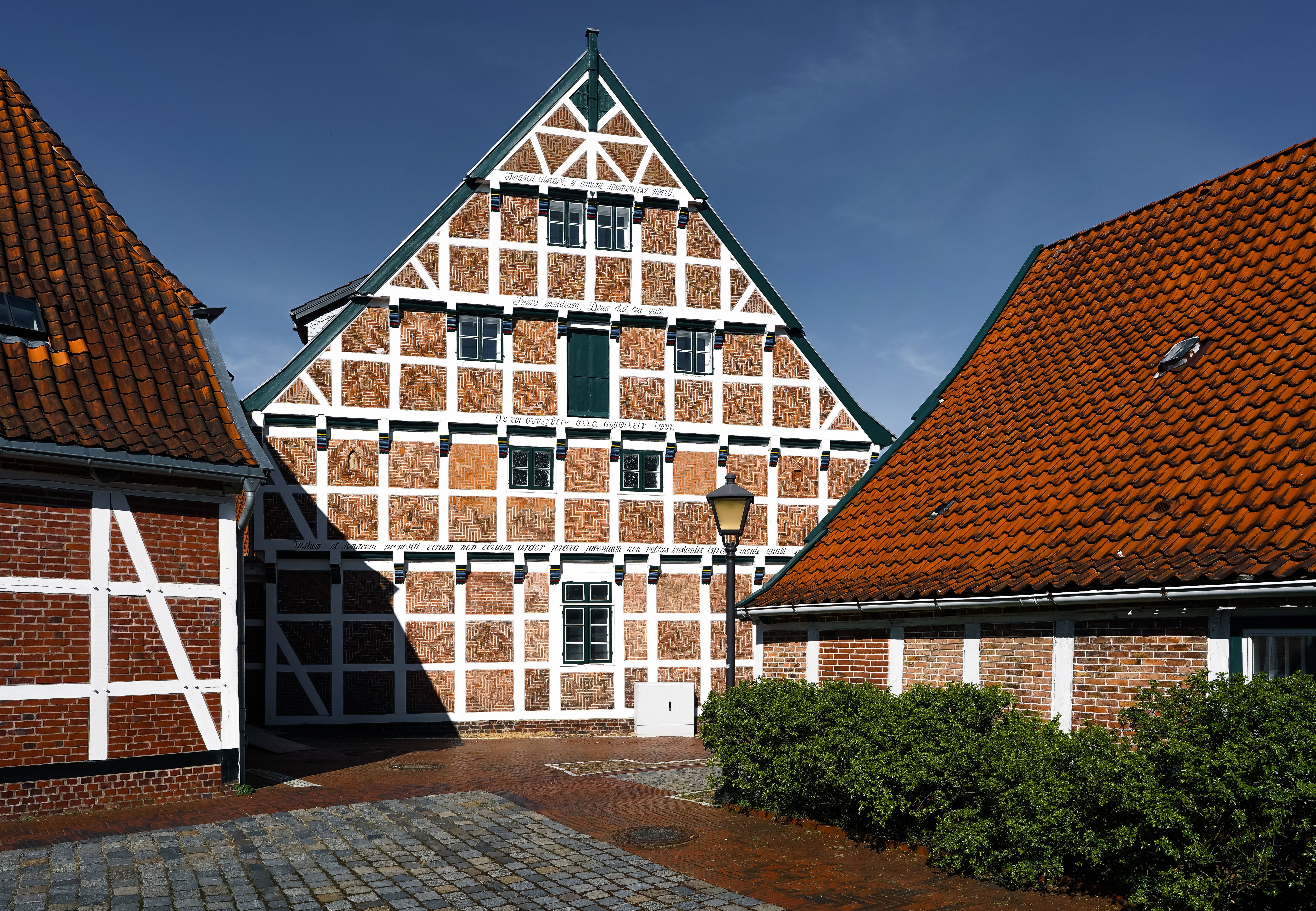 Traditionelle Fachwerkarchitektur in einem Weindorf