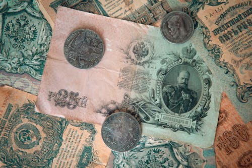 무료 지폐에 실버 라운드 동전 스톡 사진