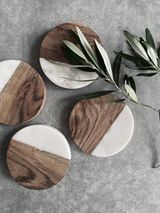 Wood and marble drink coasters, photo by Harriet Fletcher on Pexels