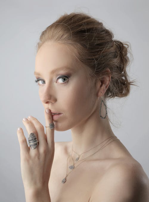 Foto Retrato De Mujer Con Anillos, Aretes Y Collar