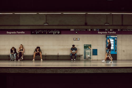 insanlar, platform, toplu taşıma kullananlar içeren Ücretsiz stok fotoğraf