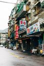 漫步台湾色彩缤纷的街道，领略当地多样的餐馆与生动的招牌