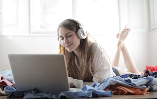 使用银macbook的白衬衫的女人