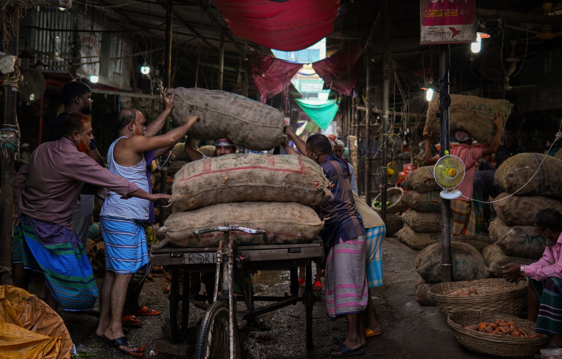 India's Wholesale Inflation Surges to 9.8 Percent in October