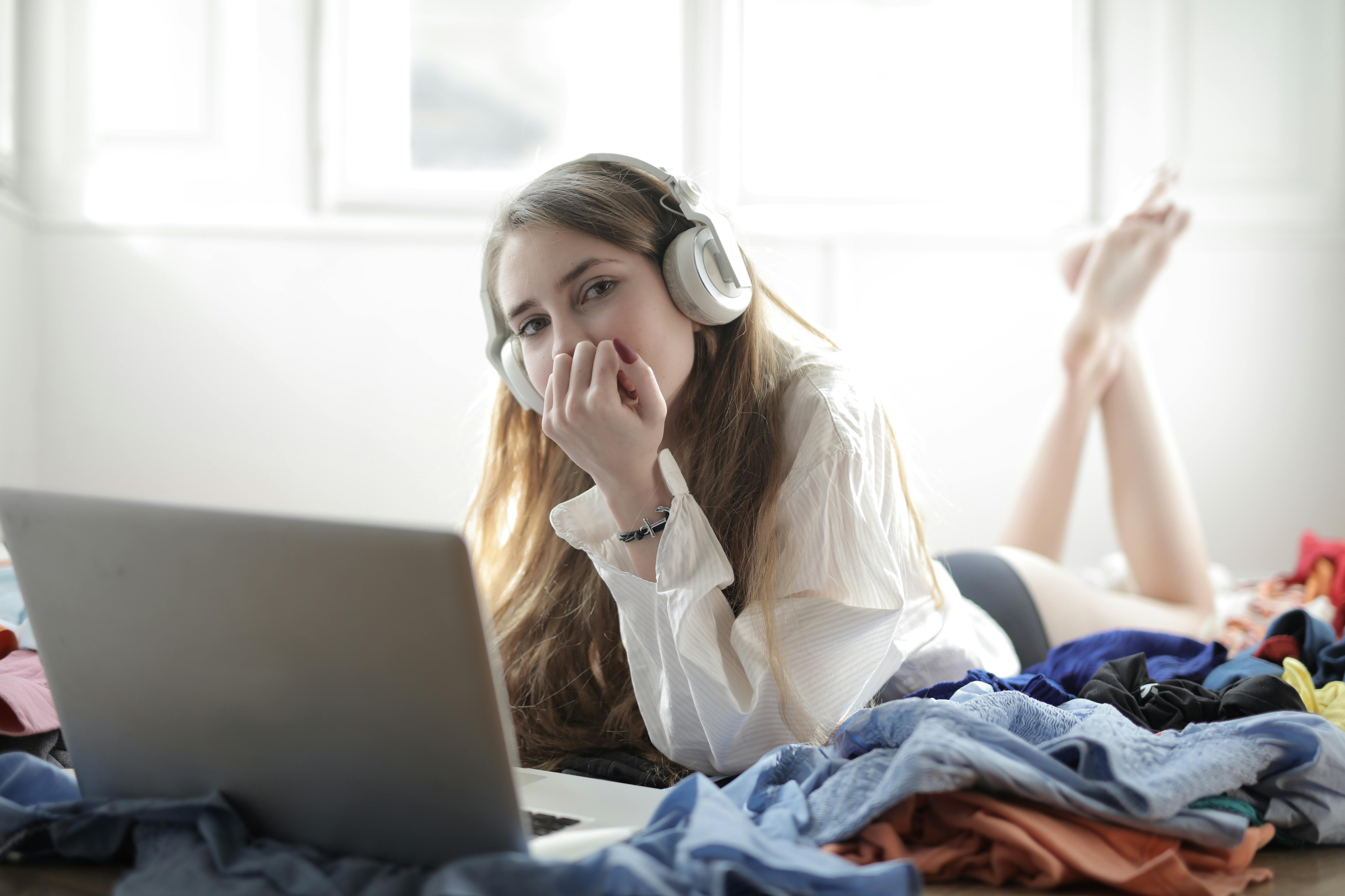 Spring Cleaning Goes Digital: ‘Brunch with Babs’ Shares Tips to Declutter Your Online Life — Photo by Andrea Piacquadio on Pe