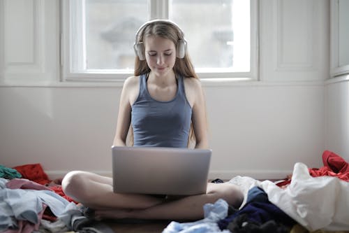 Vrouw Die In Blauw Mouwloos Onderhemd Macbook Gebruikt