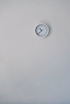 壁挂时钟简约洁白，背景朴素，设计简洁