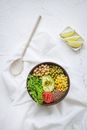 这款充满活力的纯素沙拉碗配有鹰嘴豆、鳄梨和蔬菜等，非常适合作为营养餐