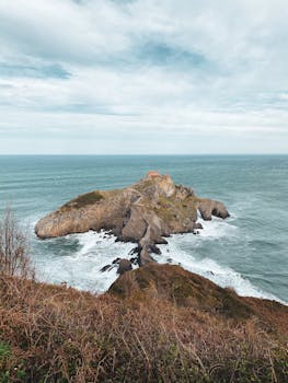 圣胡安-德加兹特卢加茨克岛在西班牙海浪的映衬下，景色令人惊叹