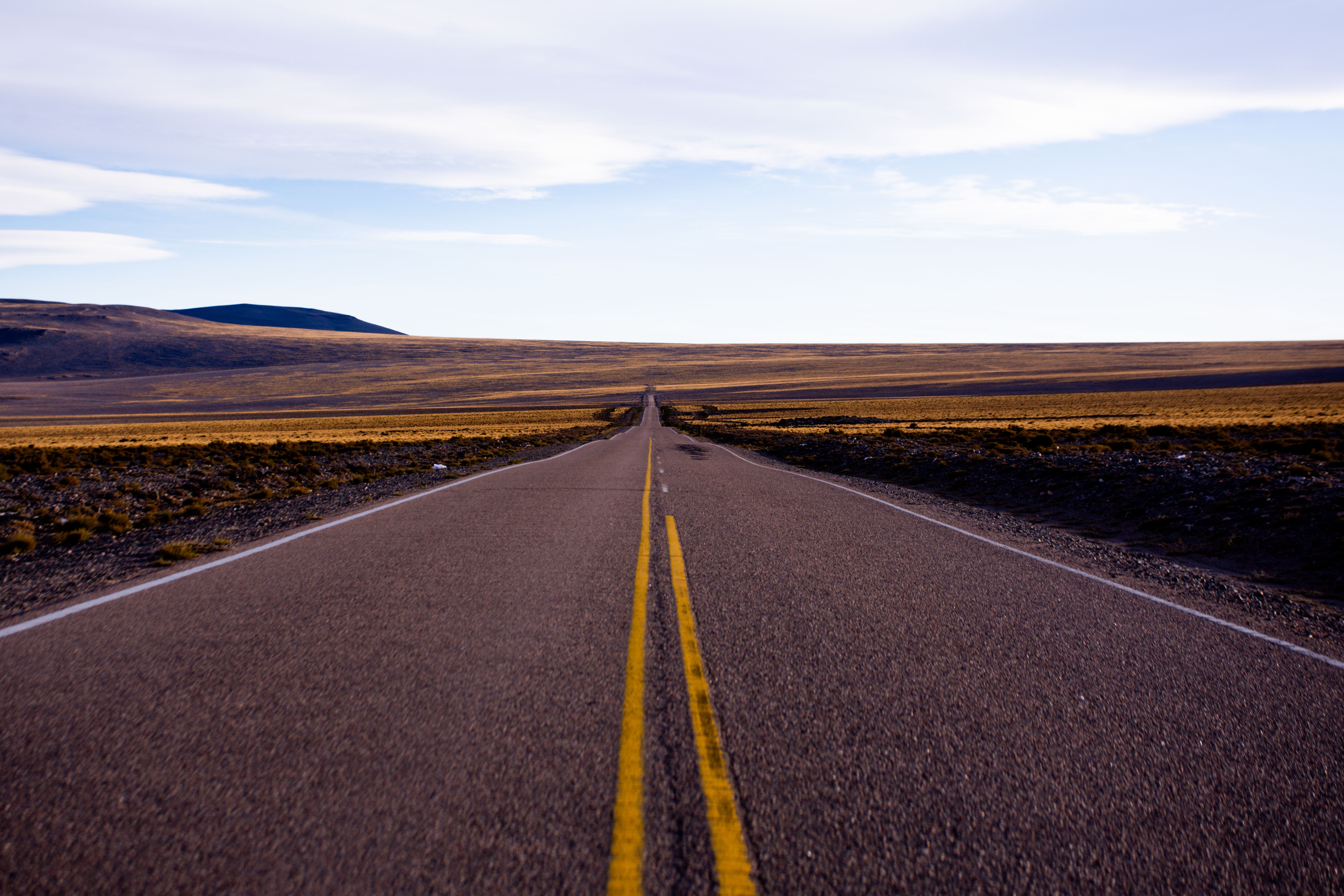 Viajero consultando una eSIM en la carretera de la Ruta Panamericana