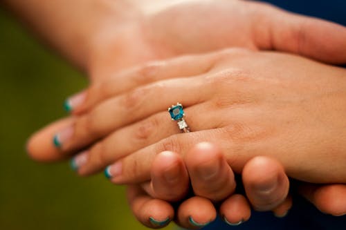 Gratis stockfoto met blauwe ring, handen vasthouden, verlovingsring