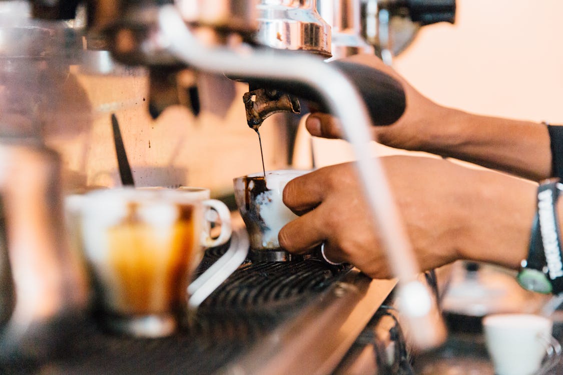 Empleado Sin Rostro Vertiendo Café De La Máquina En La Cafetería · Foto de  stock gratuita