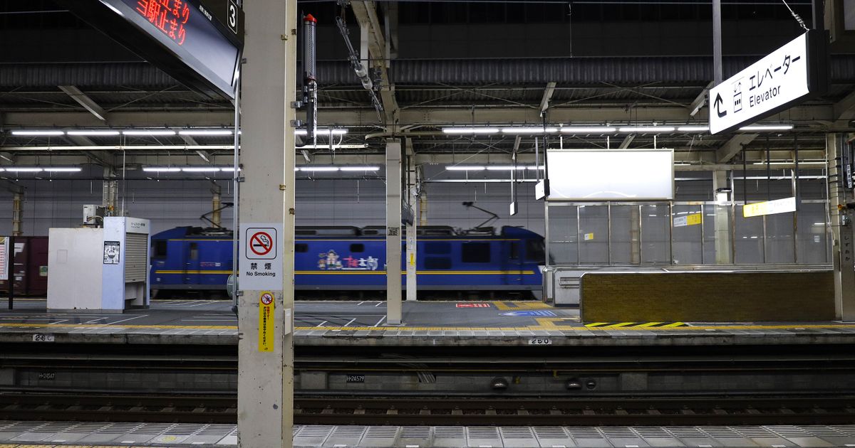夜の駅のホーム(イメージ)
