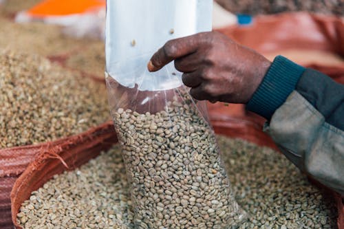 Persona Che Mette I Cereali In Un Sacchetto Di Polietilene