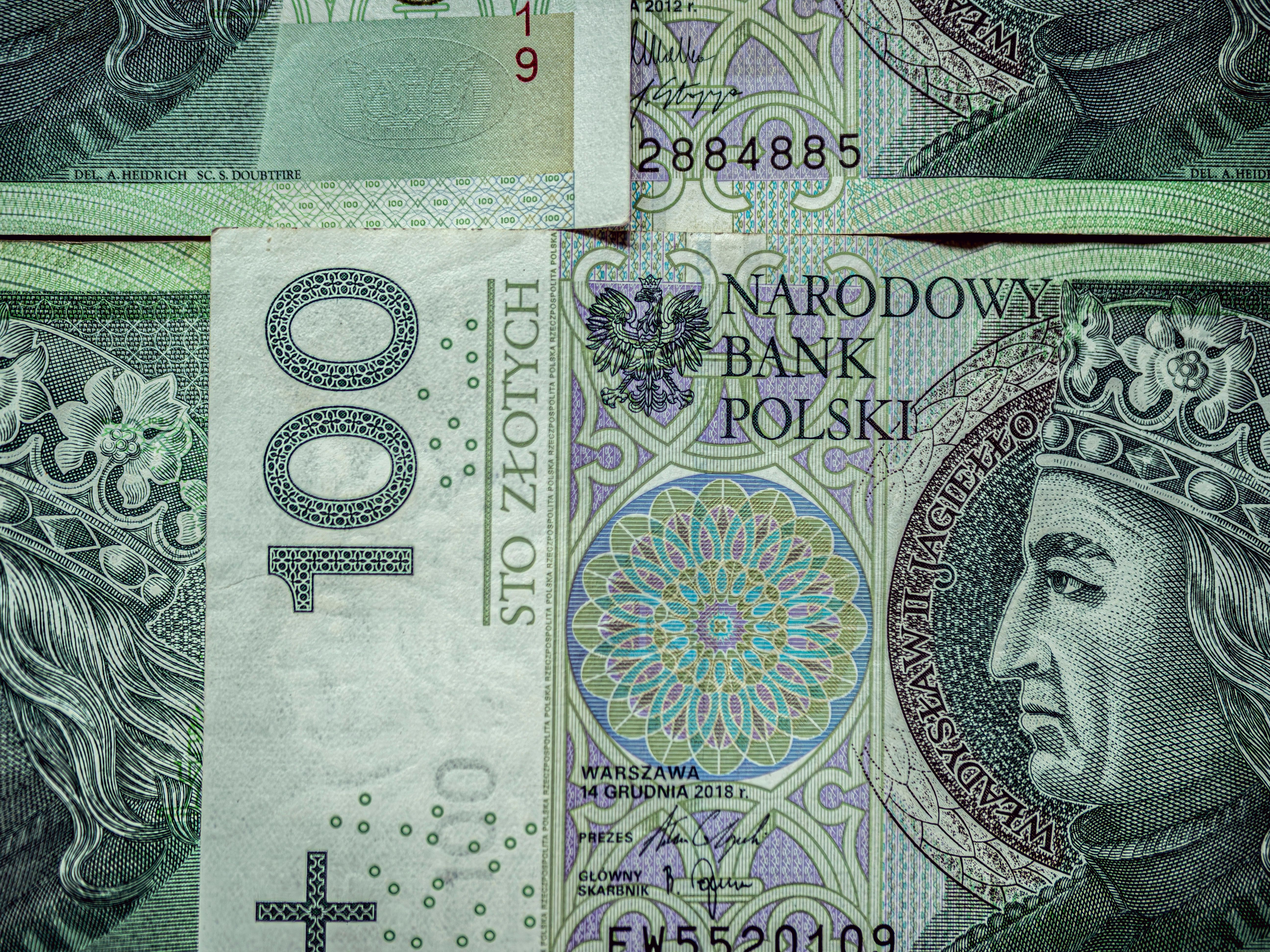 Waga sprawiedliwości, stos banknotów symbolizujący grzywnę 200 tysięcy złotych oraz dyskretnie widoczne kajdanki, symbolizujące konsekwencje prawne dla nieuczciwych sprzedawców.