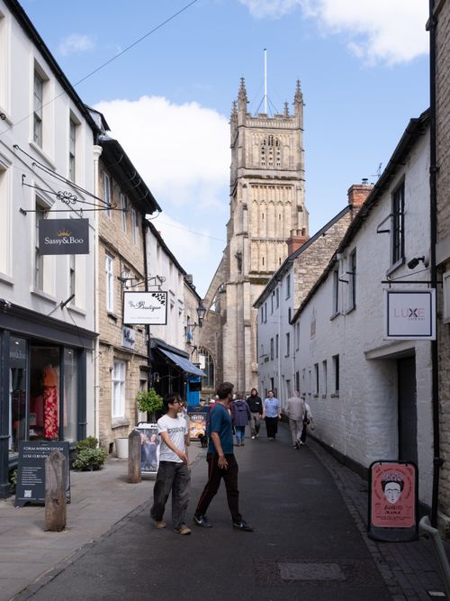 Free Quaint street in Cirencester with historic architecture and people enjoying the day. Stock Photo