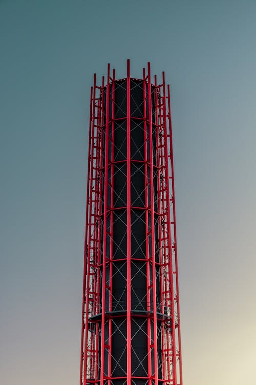 Torre Rossa Sotto Il Cielo Blu