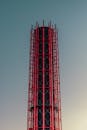 在澳大利亚墨尔本，一座引人注目的现代红色塔楼映衬着清澈的蓝天