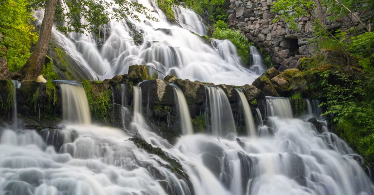 Viajero con el móvil frente a las cataratas Victoria usando una eSIM en Zambia