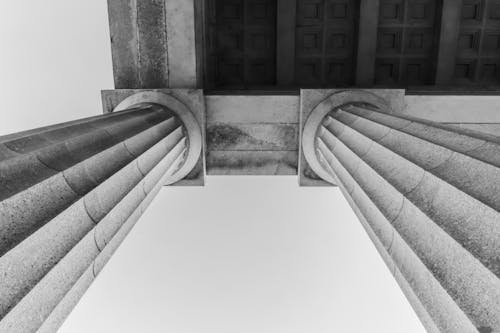 Fotobanka s bezplatnými fotkami na tému architektúra, čierny a biely, kolonáda