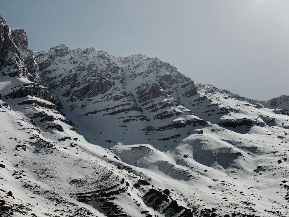 Magnificent view of snowy ridge in sunlight · Free Stock Photo
