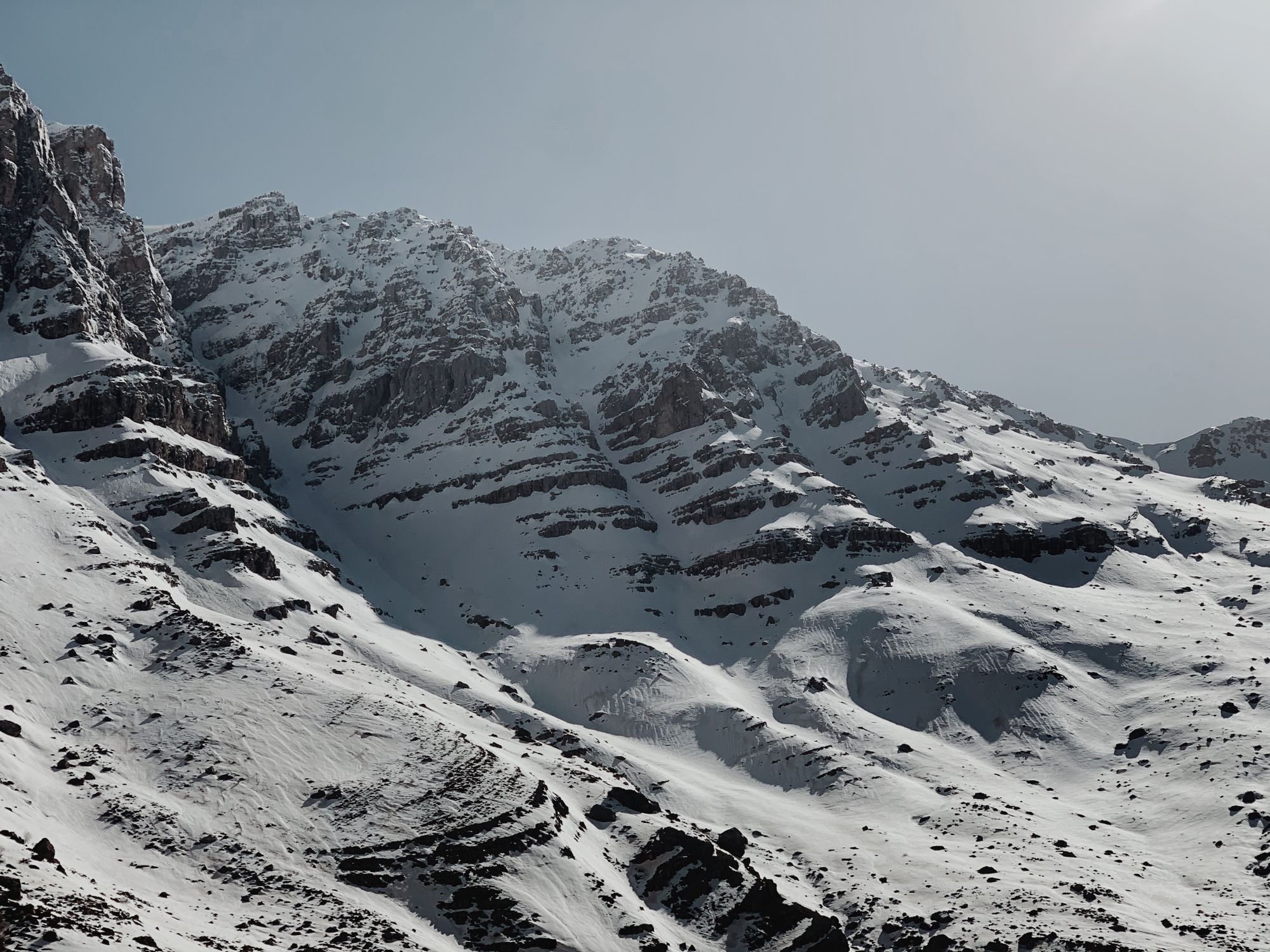 Magnificent view of snowy ridge in sunlight · Free Stock Photo
