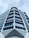 在多云的天空下，低角度拍摄荷兰赞丹的几何高层建筑