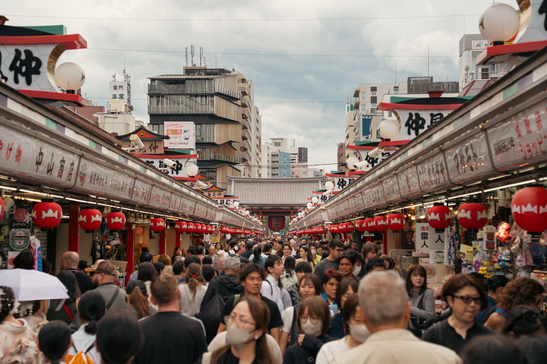Tokyo'da kalabalık bir cadde ve turistler