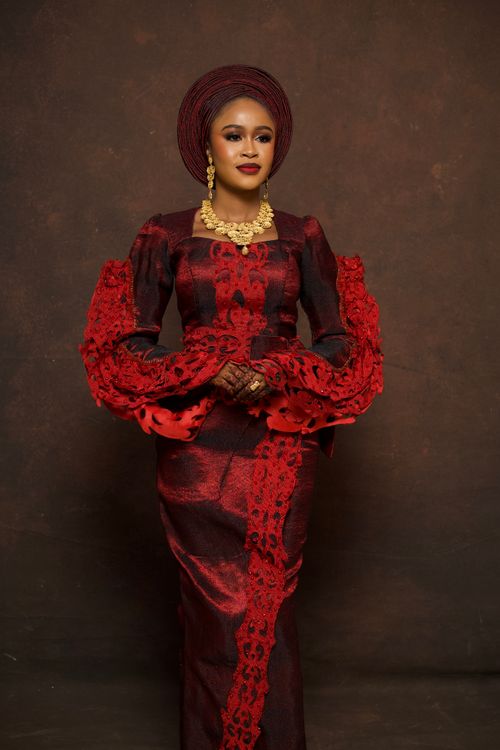 Free A stunning Nigerian bride showcases traditional attire and gold jewelry. Perfect for wedding inspiration. Stock Photo