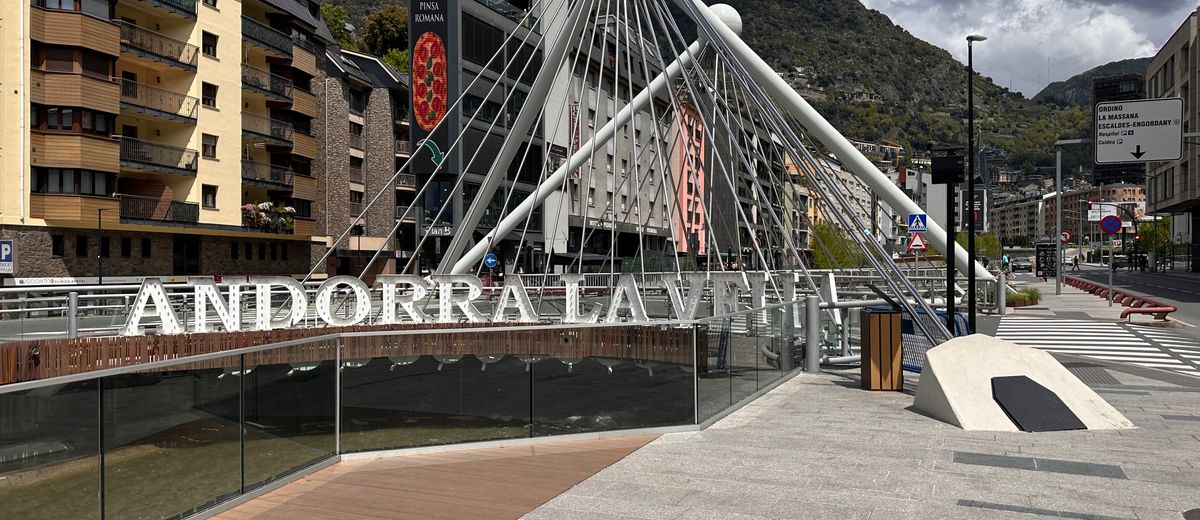 El puente de París de Andorra la Vella, con las montañas al fondo