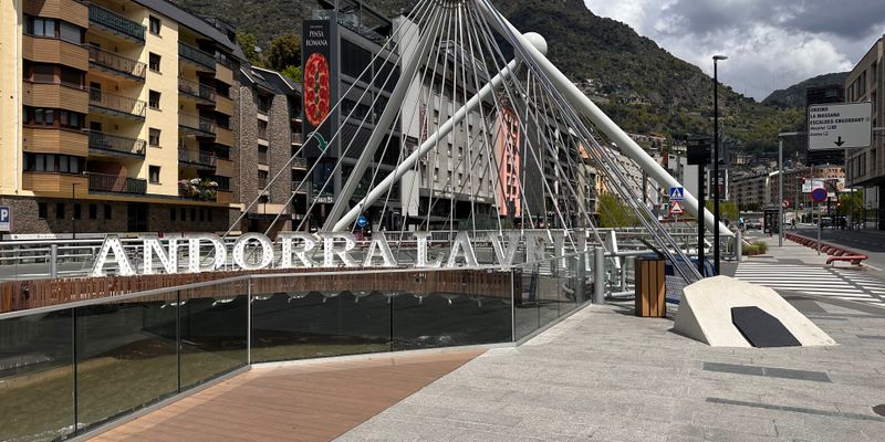 El puente de París de Andorra la Vella, con las montañas al fondo