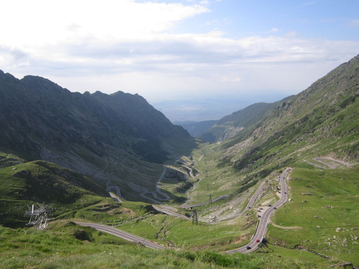 Serpentinele Transfăgărășanului urcând prin Munții Făgăraș, văzute de sus