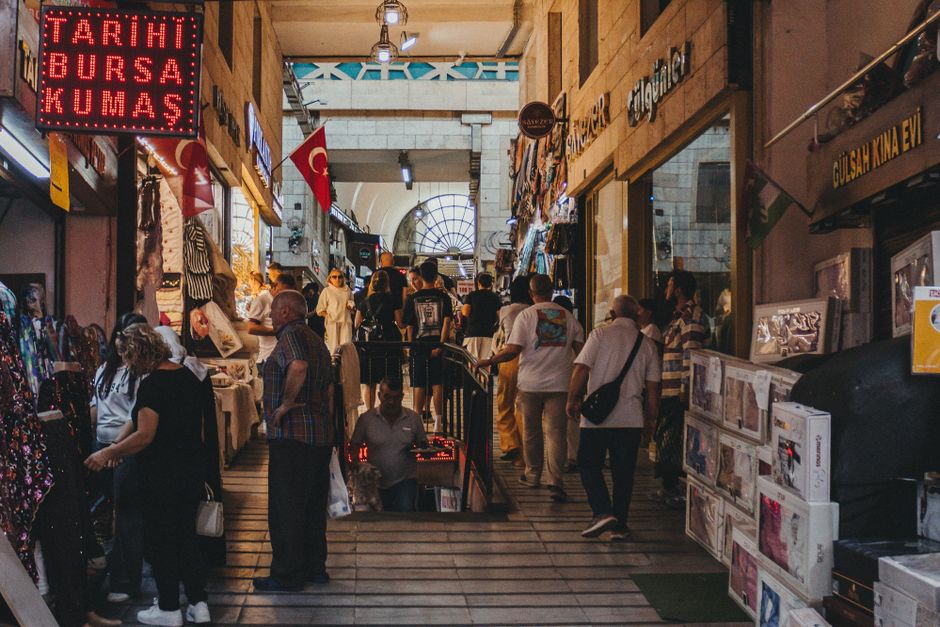 altın, insanlık tarihi boyunca değerli bir madde olarak kabul edilmiştir. antik dönemlerden günümüze kadar, zenginliğin ve gücün simgesi olmuştur. dünyanın dört bir yanında, altın takılar, madeni paralar ve külçeler halinde işlem görmektedir. bunun yanı sıra, altın genellikle ekonomik belirsizlik dönemlerinde güvenli bir liman olarak görülmektedir. analiz görseli