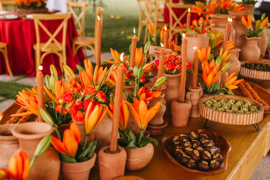 Eettafel gedecoreerd met terracotta servies en pompoenen. Eettafel gedecoreerd met terracotta servies en pompoenen.