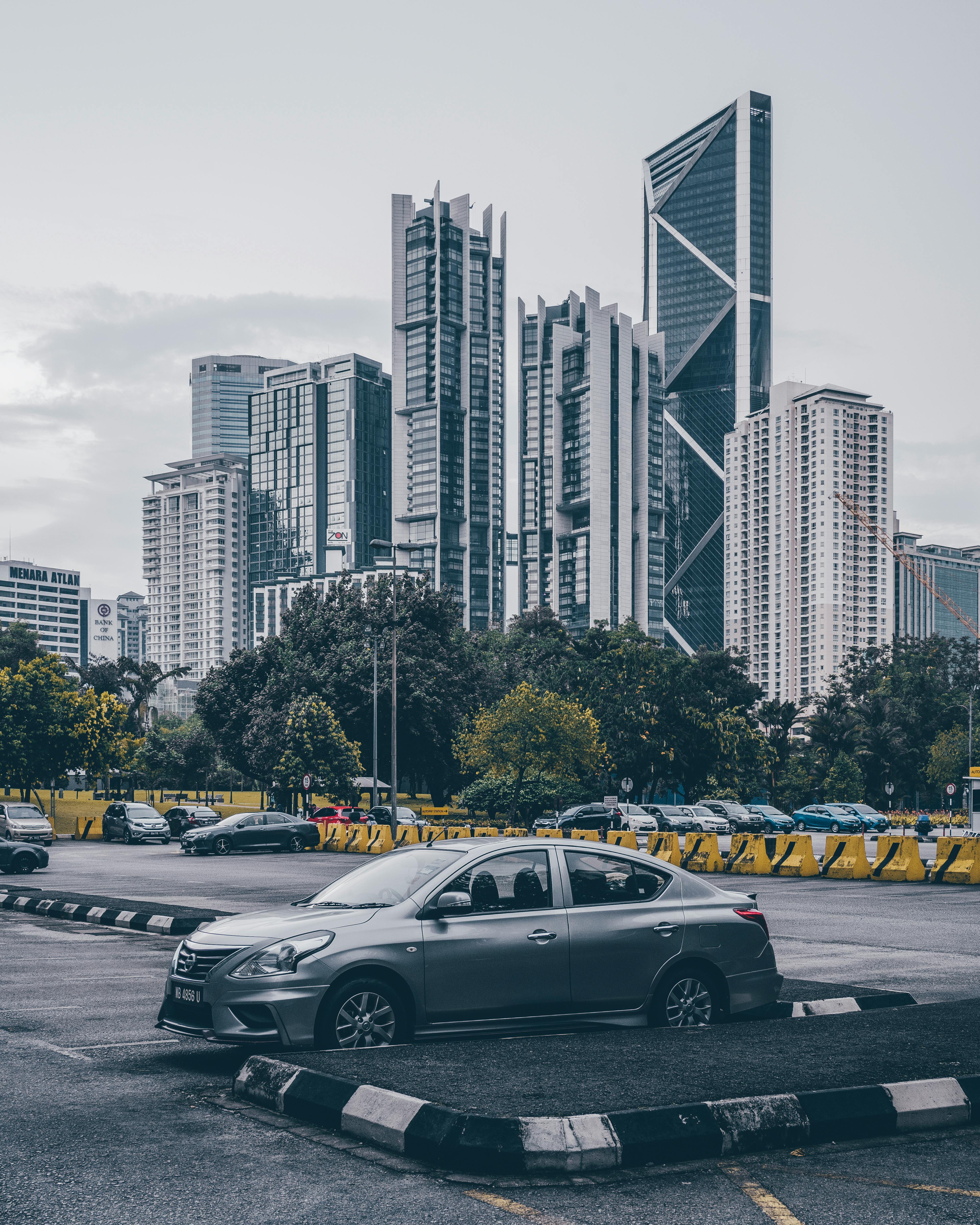 城市的天际线在前景中与高层建筑和停放的汽车一同呈现