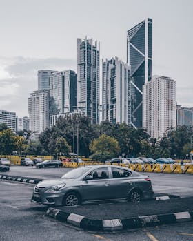 城市的天际线在前景中与高层建筑和停放的汽车一同呈现