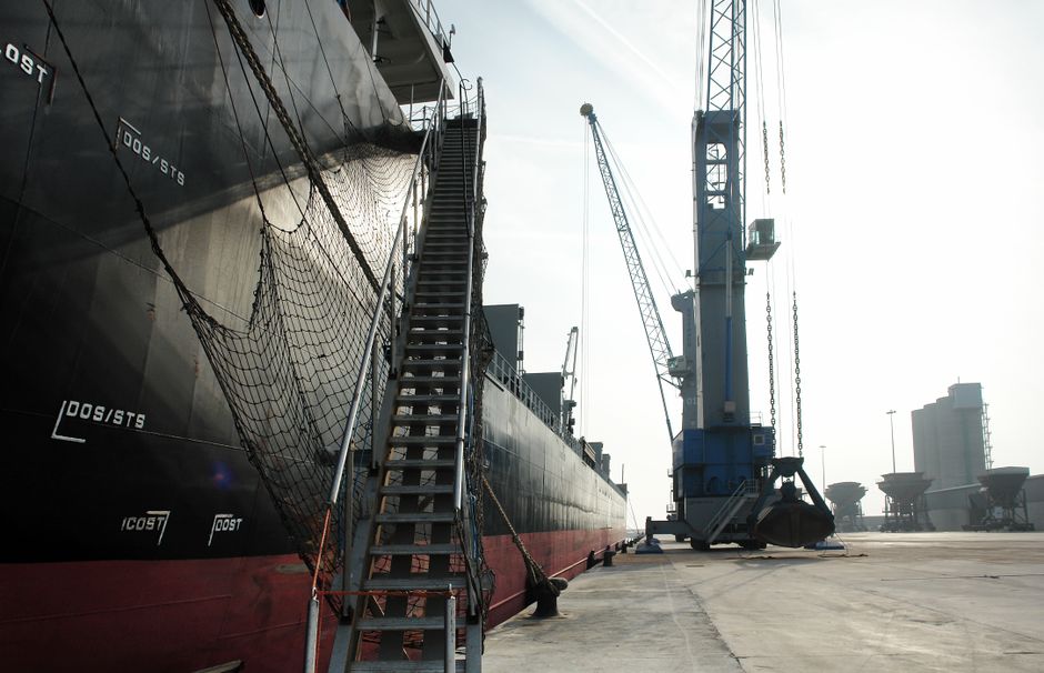 Display Ladder Shipping to Thane: A Step-by-Step Guide Display ladder and logistics professionals loading cargo in a warehouse near Mumbai, Maharashtra, India