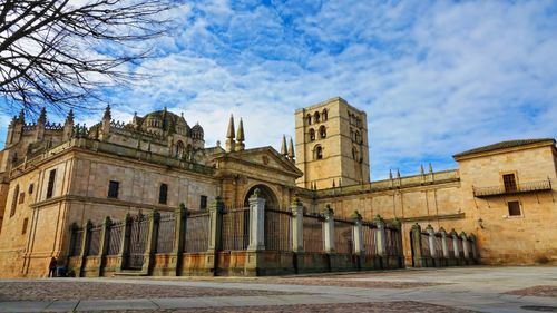 Free Majestic view of Zamora Cathedral's architecture against a vibrant blue sky. Stock Photo