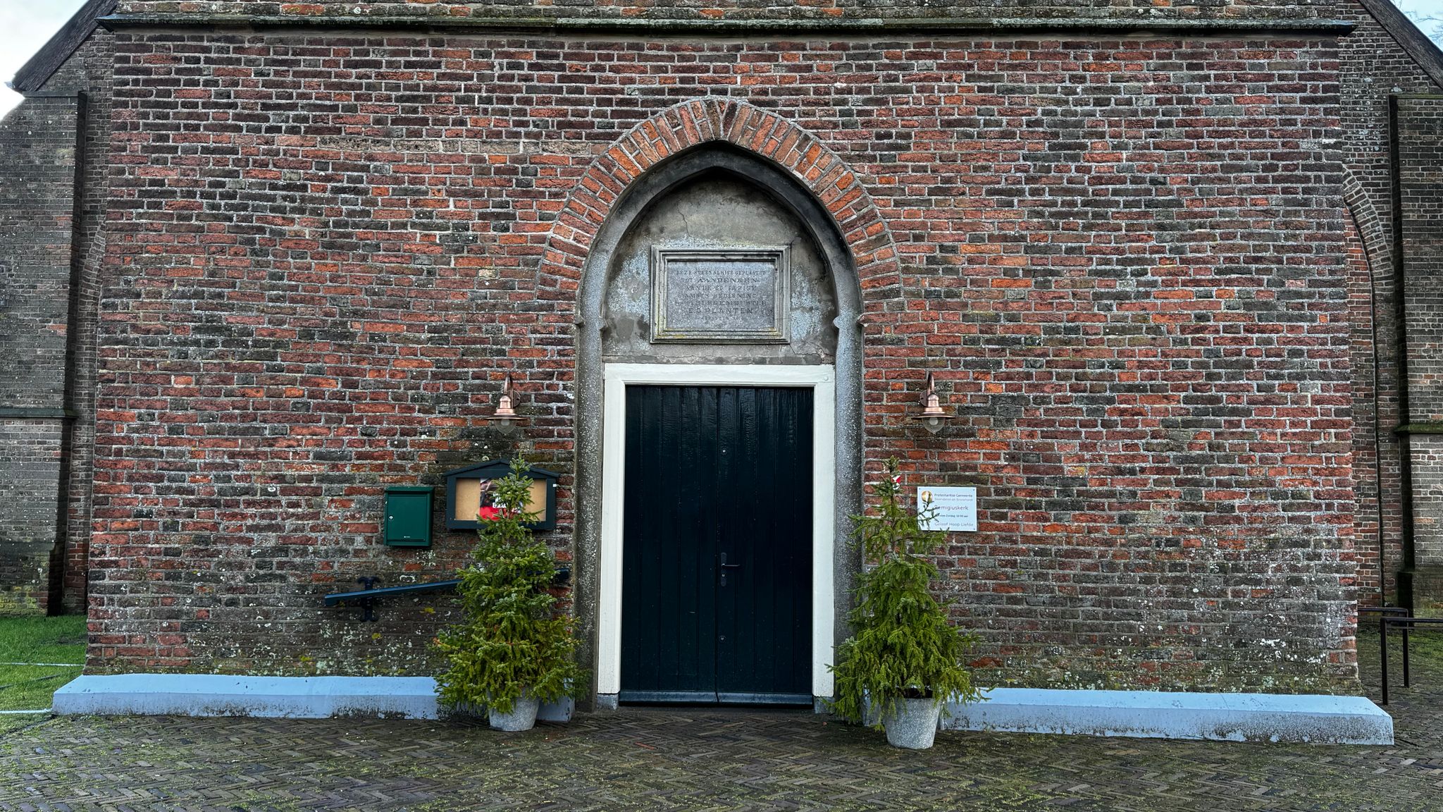 Explosie bij voordeur in woonwijk zorgt voor onrust